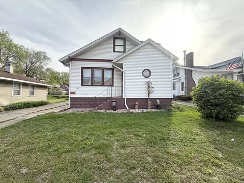 247 17th Pl, Clinton, IA 52732