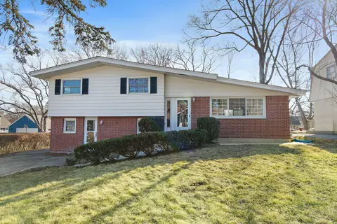 657 Lomond Dr, Mundelein, IL 60060