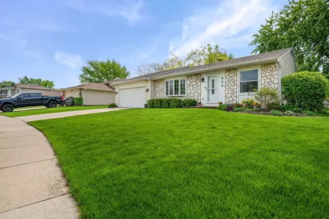 985 Brower Dr, Roselle, IL 60172