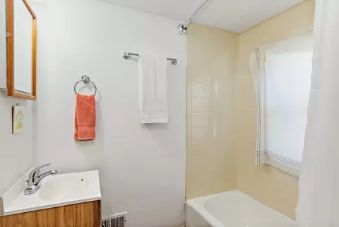 Bath - 515 Illinois Ave, Elgin, IL 60120 photo 2 of 3