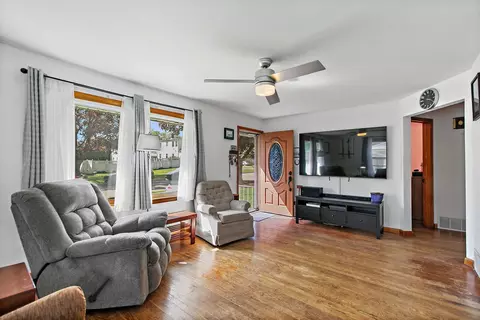 Living - 515 Illinois Ave, Elgin, IL 60120 photo 2 of 2