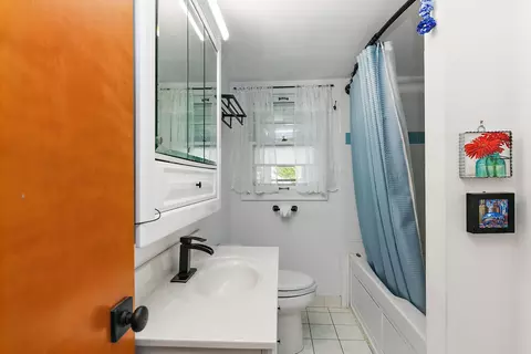 Bath - 515 Illinois Ave, Elgin, IL 60120 photo 1 of 3
