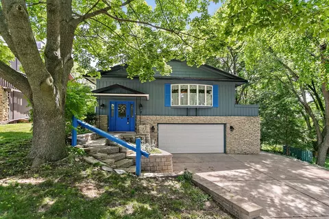 2 Summit St, East Dundee, IL 60118