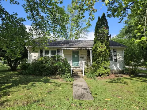 621 N 7th St, Herrin, IL 62948