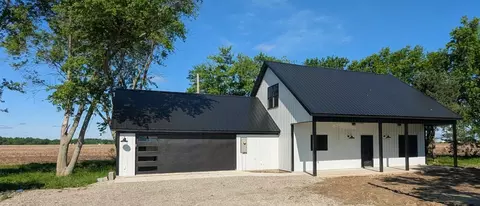 521 Dewolf St, Odin, IL 62870
