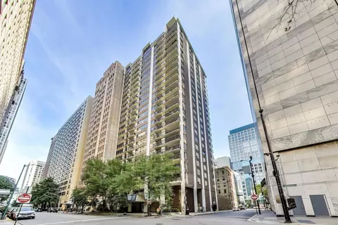 201 E Chestnut St #18F, Chicago, IL 60611