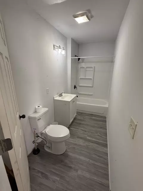 Bath - 732 N Dearborn Ave, Kankakee, IL 60901 photo 1 of 2