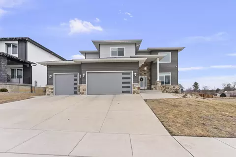 3717 N Birchwood Ave, Davenport, IA 52806