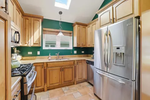 Kitchen - 1016 174th St, East Hazel Crest, IL 60429 photo 2 of 2