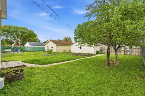 Exterior - 1847 10th St, Moline, IL 61265 photo 3 of 5