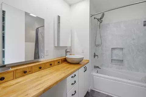 Bath - 1847 10th St, Moline, IL 61265 photo 3 of 3