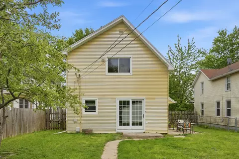 Exterior - 1847 10th St, Moline, IL 61265 photo 4 of 5