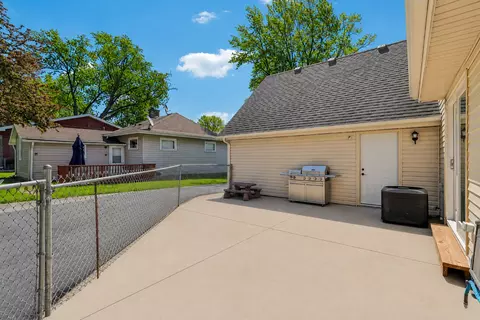 Exterior - 1320 N Harrison St, Algonquin, IL 60102 photo 9 of 14