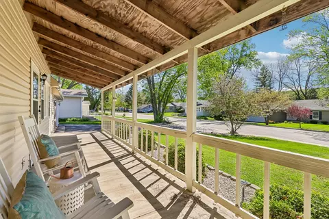 Exterior - 1320 N Harrison St, Algonquin, IL 60102 photo 5 of 14
