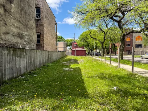 856 N Avers Ave, Chicago, IL 60651