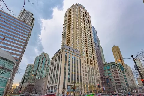 118 Erie St #15A, Chicago, IL 60611