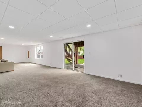 Living - 829 Red Barn Ln, Elgin, IL 60124 photo 7 of 8
