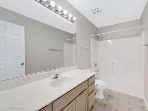 Bath - 829 Red Barn Ln, Elgin, IL 60124 photo 3 of 3