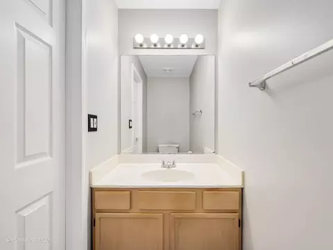 Bath - 829 Red Barn Ln, Elgin, IL 60124 photo 1 of 3