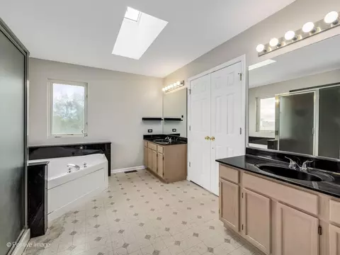 Bath - 829 Red Barn Ln, Elgin, IL 60124 photo 2 of 3