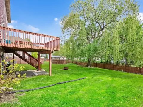 Exterior - 829 Red Barn Ln, Elgin, IL 60124 photo 3 of 4