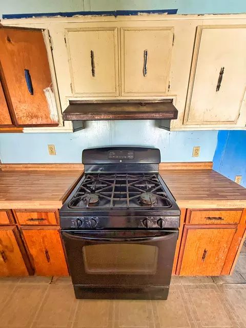 Kitchen - 210 Park Ave, Flora, IL 62839 photo 4 of 5