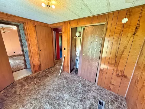 Bedroom - 210 Park Ave, Flora, IL 62839 photo 2 of 10