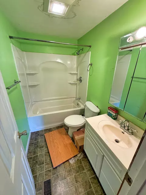 Bath - 210 Park Ave, Flora, IL 62839 photo 4 of 8