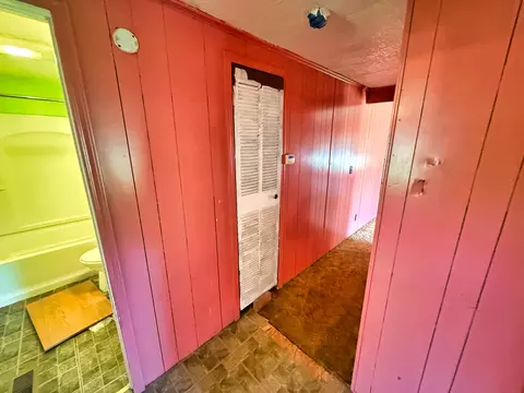Entry Way - 210 Park Ave, Flora, IL 62839 photo 2 of 2