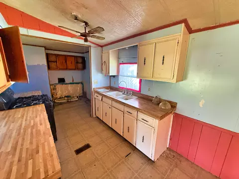 Kitchen - 210 Park Ave, Flora, IL 62839 photo 1 of 5