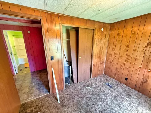 Bedroom - 210 Park Ave, Flora, IL 62839 photo 3 of 10