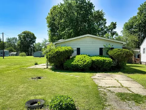 Exterior - 210 Park Ave, Flora, IL 62839 photo 3 of 8