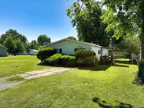 Exterior - 210 Park Ave, Flora, IL 62839 photo 2 of 8