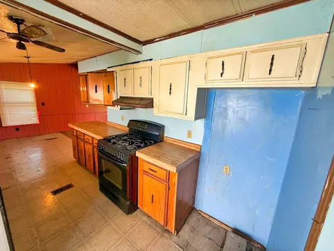 Kitchen - 210 Park Ave, Flora, IL 62839 photo 3 of 5
