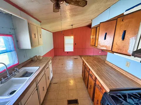 Kitchen - 210 Park Ave, Flora, IL 62839 photo 5 of 5
