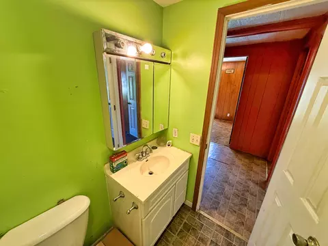 Bath - 210 Park Ave, Flora, IL 62839 photo 6 of 8