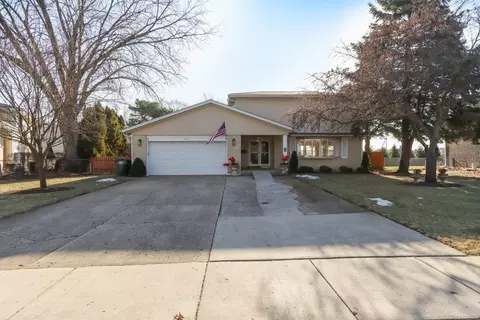 2019 E Avon Ln, Arlington Heights, IL 60004