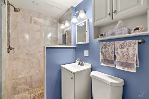Bath - 632 Polynesian Dr, Des Plaines, IL 60016 photo 1 of 2