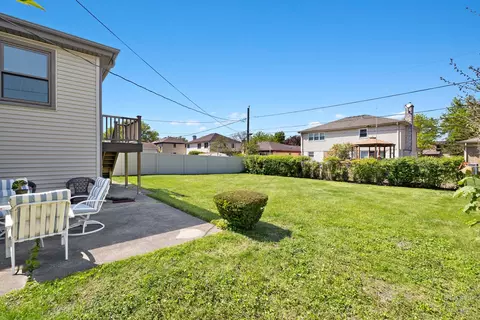 Exterior - 632 Polynesian Dr, Des Plaines, IL 60016 photo 3 of 4