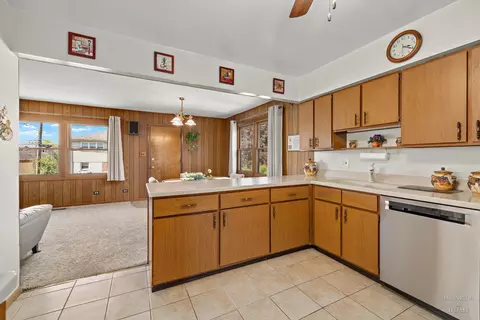 Kitchen - 632 Polynesian Dr, Des Plaines, IL 60016 photo 2 of 3