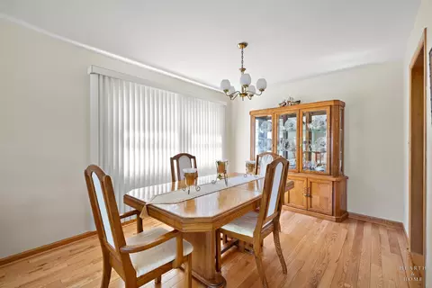Dining - 632 Polynesian Dr, Des Plaines, IL 60016 photo 2 of 5