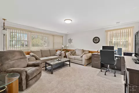 Living - 632 Polynesian Dr, Des Plaines, IL 60016 photo 3 of 5