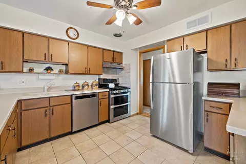 Kitchen - 632 Polynesian Dr, Des Plaines, IL 60016 photo 3 of 3