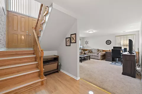 Entry Way - 632 Polynesian Dr, Des Plaines, IL 60016 photo 2 of 2