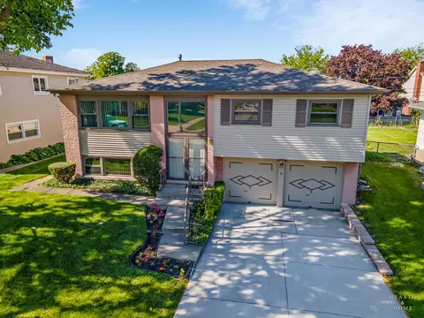 View/Area - 632 Polynesian Dr, Des Plaines, IL 60016 photo 4 of 5