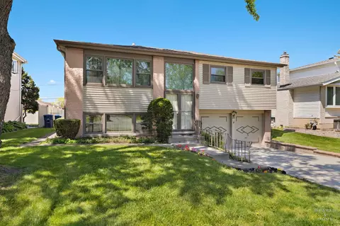 632 Polynesian Dr, Des Plaines, IL 60016