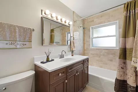 Bath - 632 Polynesian Dr, Des Plaines, IL 60016 photo 2 of 2