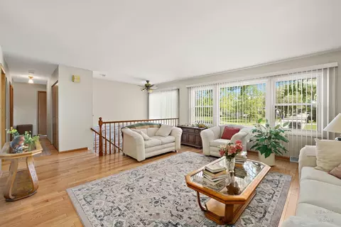 Living - 632 Polynesian Dr, Des Plaines, IL 60016 photo 4 of 5