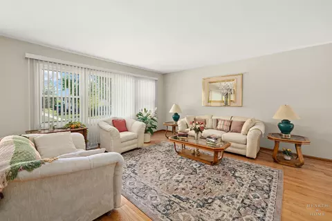 Living - 632 Polynesian Dr, Des Plaines, IL 60016 photo 2 of 5