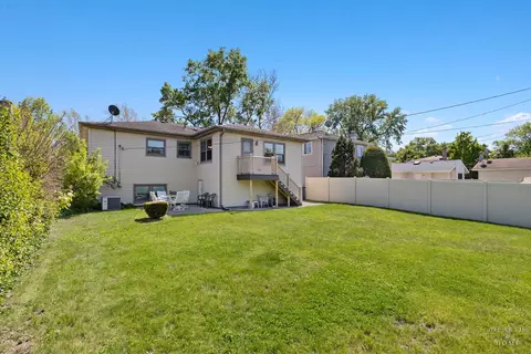 Exterior - 632 Polynesian Dr, Des Plaines, IL 60016 photo 2 of 4
